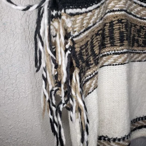 Free People Poncho Labyrinth Knit Acrylic Wool Angora Womens Sz XS S Fringe