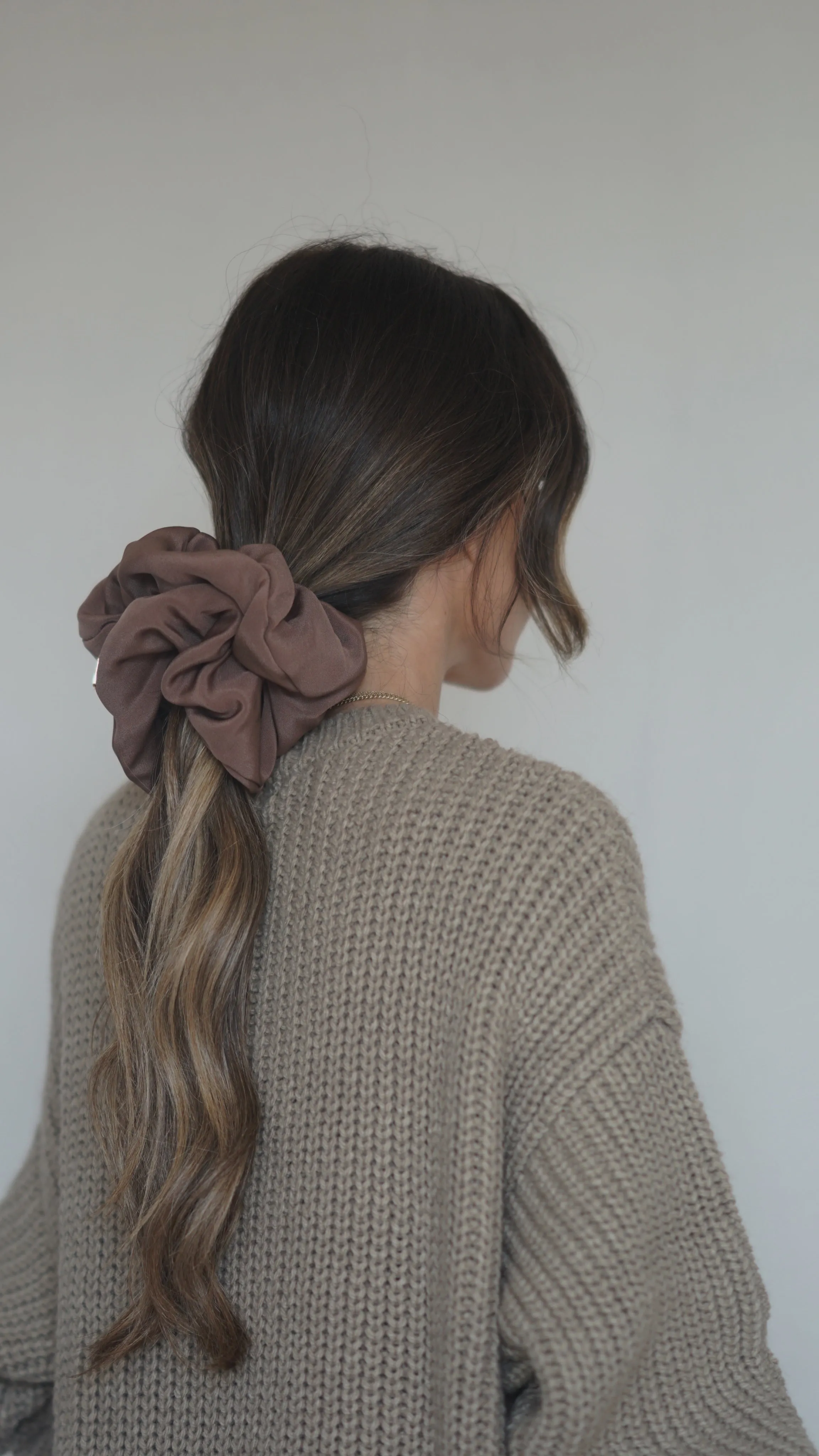 THE ALICE SCRUNCHIE LARGE - SADDLE