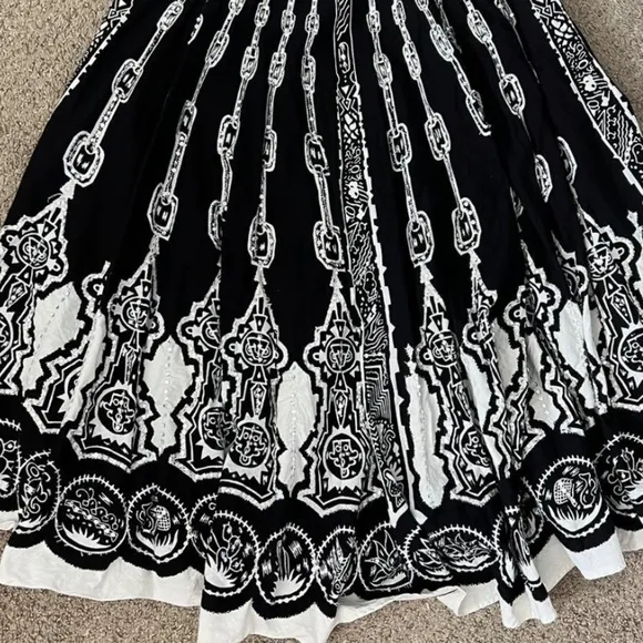 VINTAGE 90s Y2K Retro 50s Black and White Tribal Print Circle Skirt 28&quot; Waist